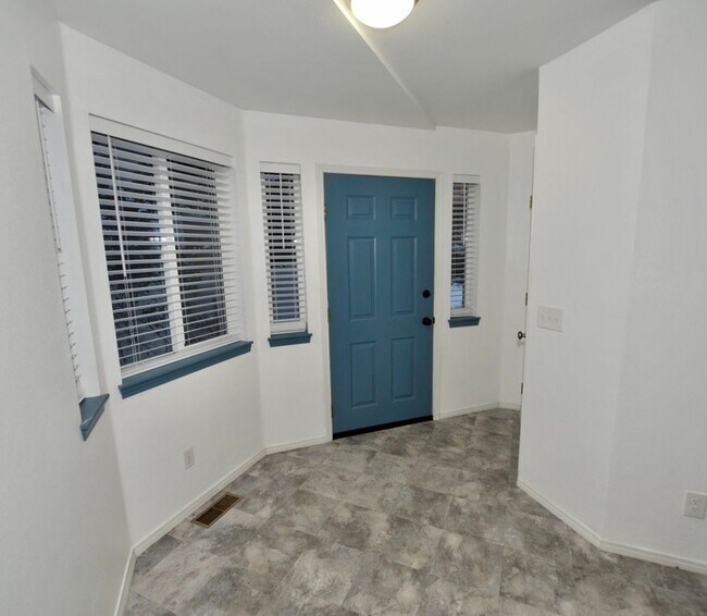 Foto del edificio - Downtown Rathdrum 4 bed 2 bath with finish...