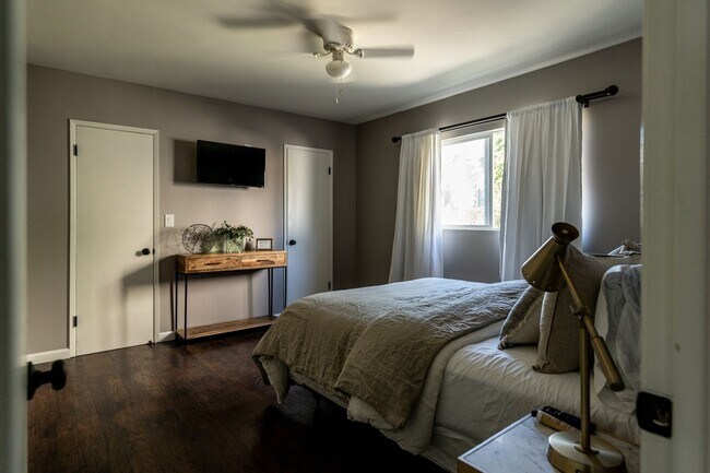 Building Photo - Charming 1BR Duplex in Los Angeles | Mirac...