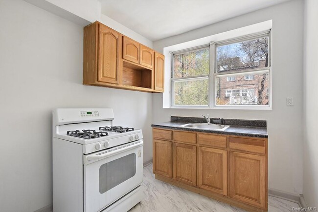 Building Photo - 117 Van Cortlandt Ave W