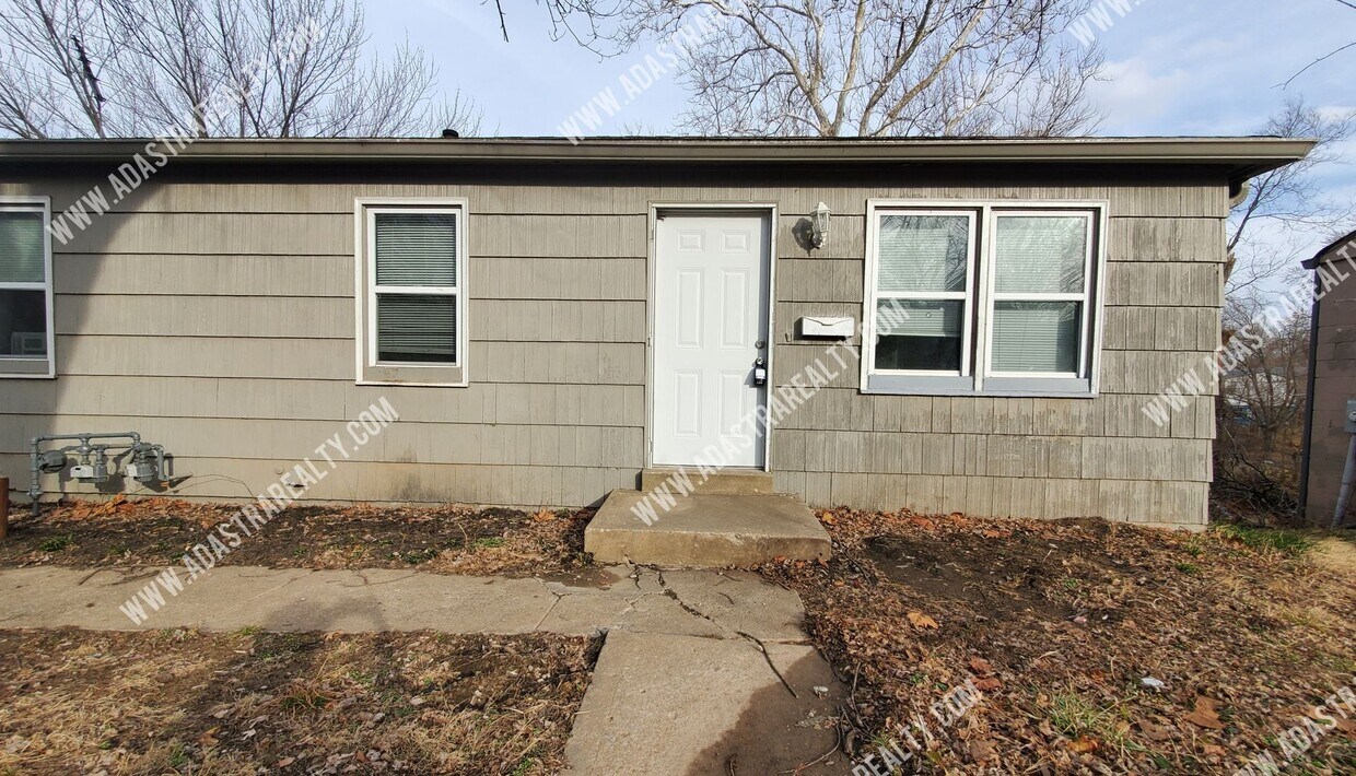 Foto principal - 2201 S Cedar Ave., Independence, MO 64052
