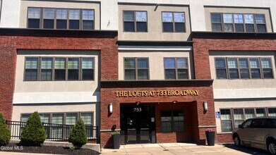 Building Photo - 733 Broadway