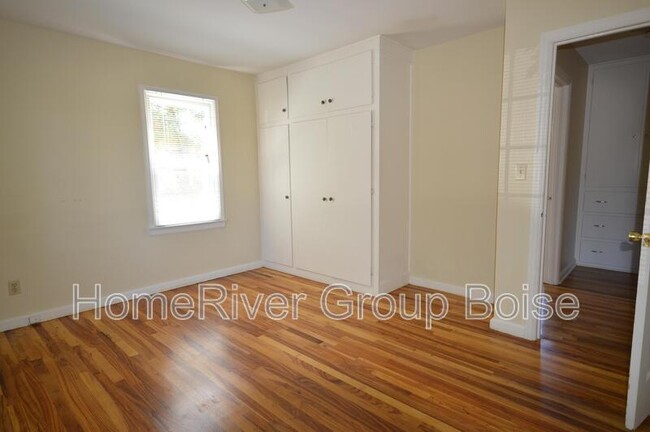 Building Photo - 207 Beach St