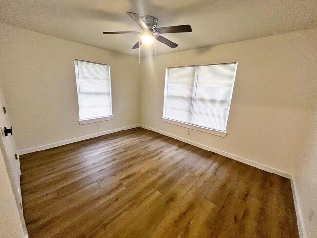 Foto del edificio - 104 Lakeview St