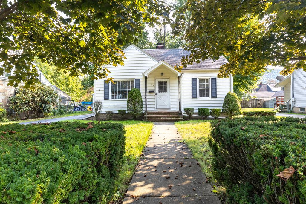 Primary Photo - 212 Strathmore Pl