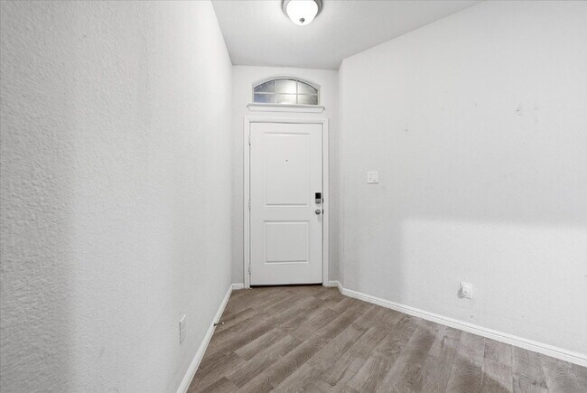 Foto del edificio - "Spacious 5-Bedroom Oasis in Fort Worth with 2 Full Baths and 2075 Sq Ft of Comfort!" Section 8 W...