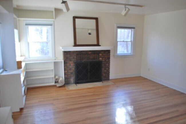 Foto del edificio - Brick Bungalow on 10th and Euclid