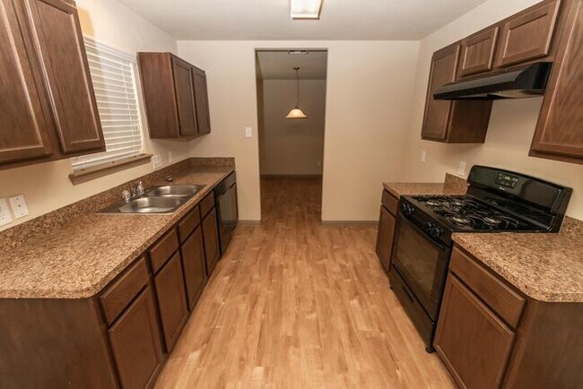Building Photo - Enclave at Northeast Crossing - 7539 Spani...