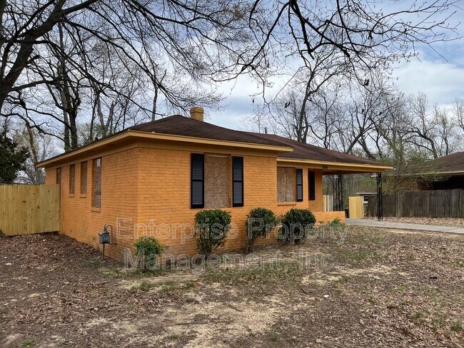 Building Photo - 1848 Woodburn Dr