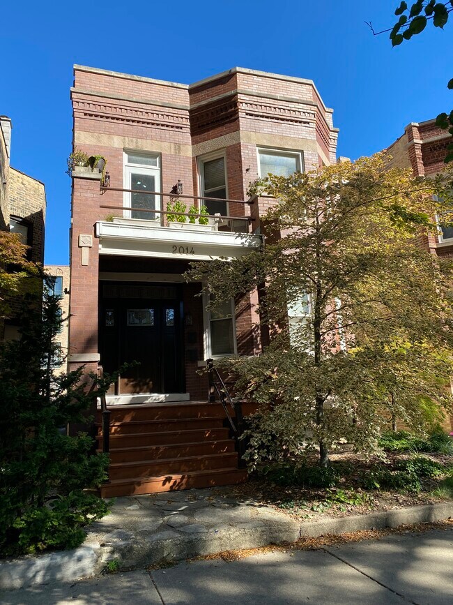 Roscoe Village Quiet Side Street - 2014 W Fletcher St