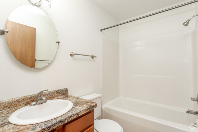 2BR, 1BA - Renovated/880 SF - Bathroom - Old Orchard Estates