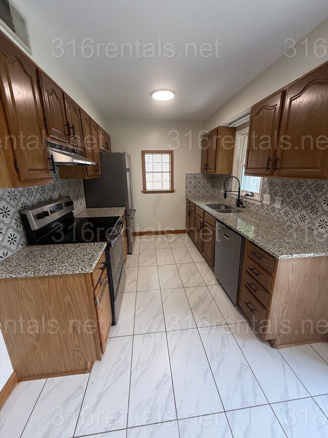 Building Photo - $1400 - 3 bedroom / 1 bathroom - Single Fa...
