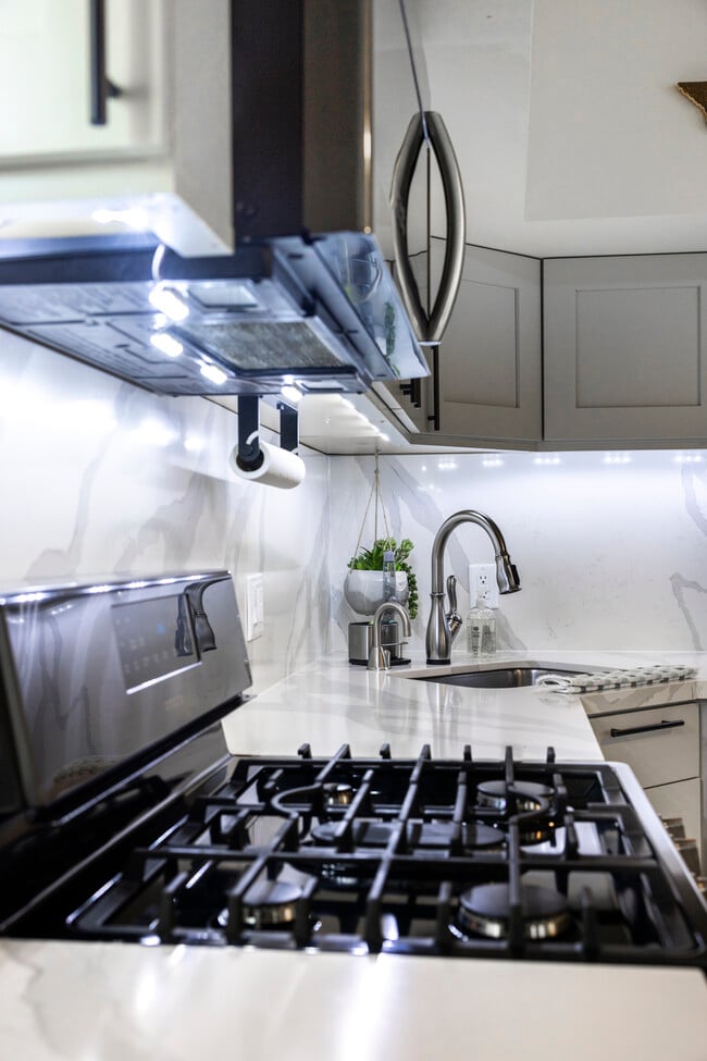 Building Photo - 207 W 24th St