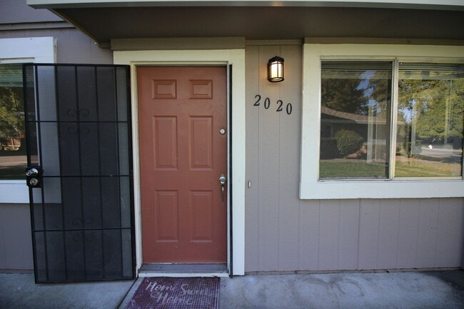 Foto del edificio - 2 Bedroom Condo Near Coddingtown