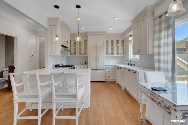 Foto del edificio - Stunning 4BR Townhome in Paces West Community