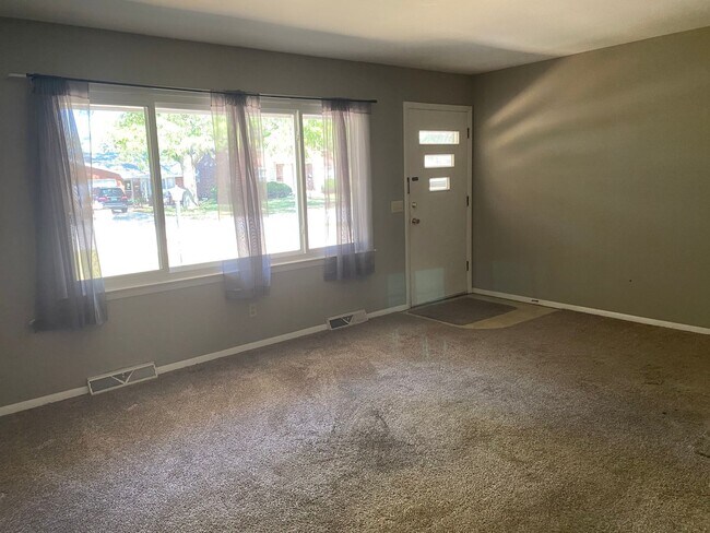 Building Photo - 303 Robinhood Ln