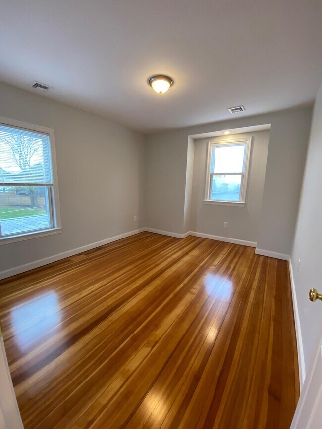 Building Photo - 10 Trapelo Rd