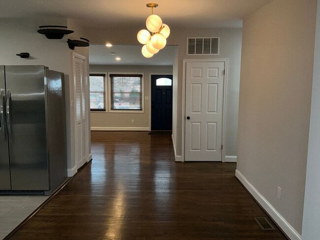 Foto del edificio - Fully updated 4BR 3BA single family rambler in Twinbrook Forest