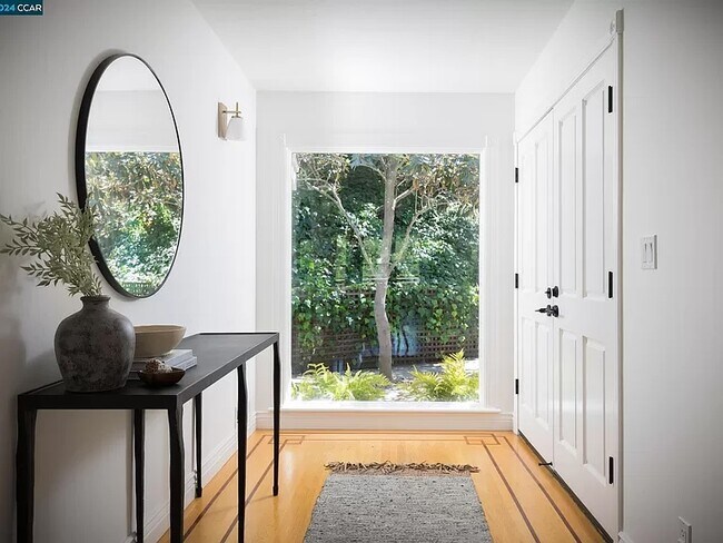 Building Photo - 28 Moraga Via