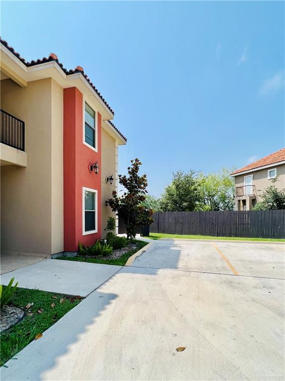 Foto del edificio - 1216 E Pineridge Ave