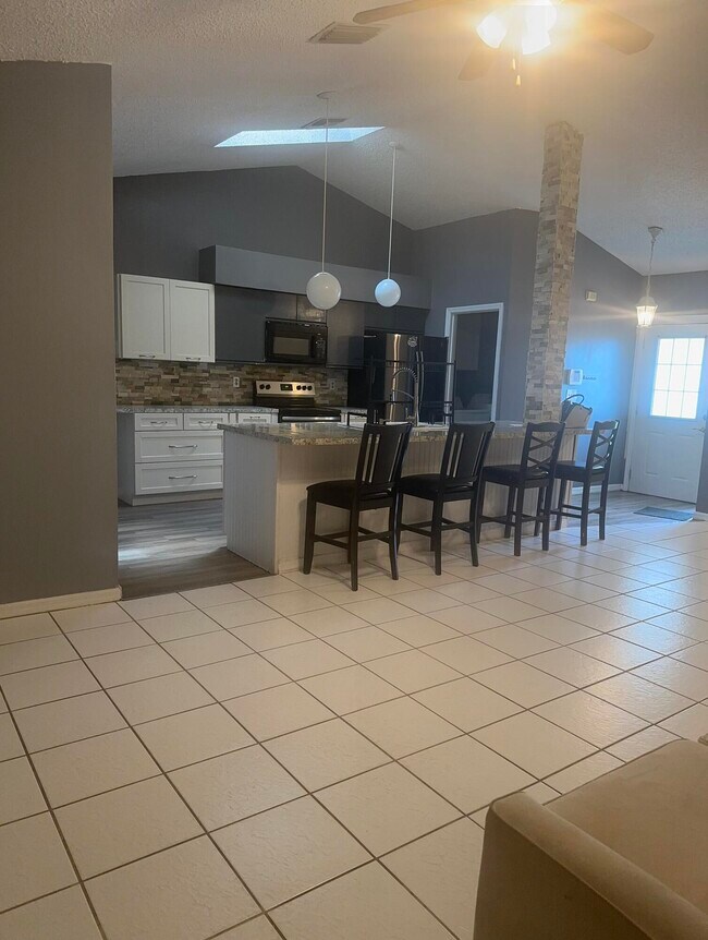 Foto del edificio - 379 SW Jeanne Ave