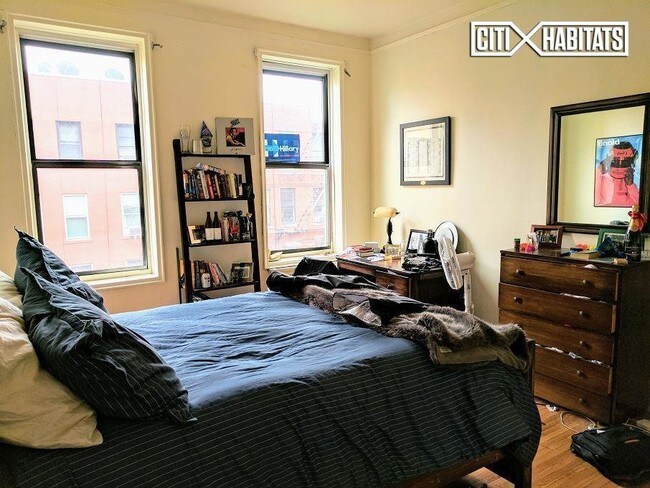 Foto del edificio - 302 E 3rd St