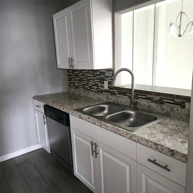 Building Photo - 2040 San Marcos Dr SE