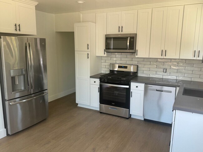 Building Photo - Remodeled 2 bedroom/ 1 bath on a Cul de Sac!