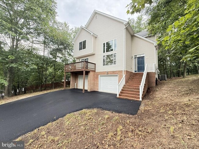 Building Photo - 1234 Lakeview Dr