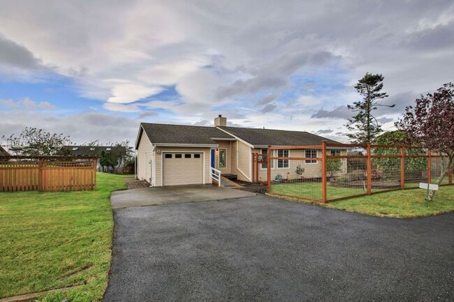 Building Photo - Lovely Home Located Off West Beach with View!