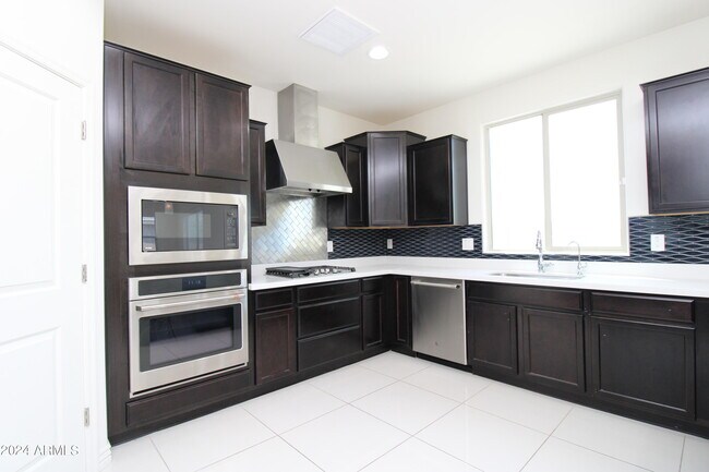 Building Photo - 541 E Balao Dr