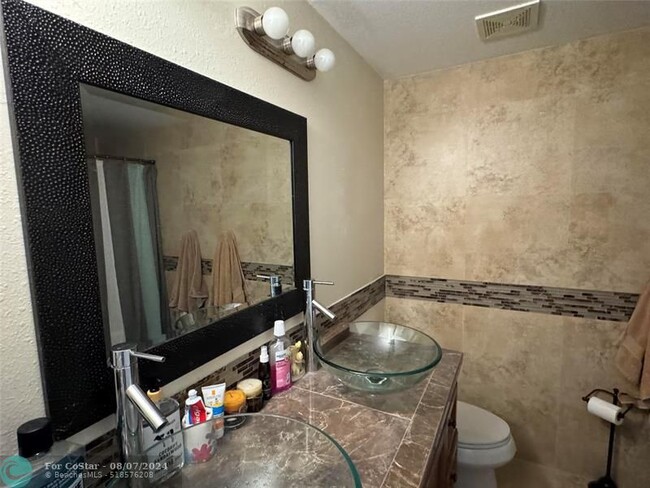 Building Photo - 7909 Sanibel Dr