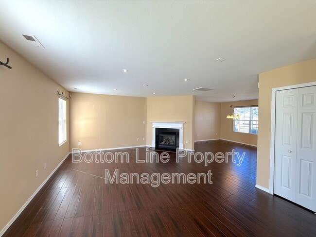 Foto del edificio - 8125 Rosberg Ln