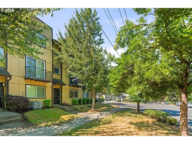 Building Photo - Modern 2 Bedroom Condo Featuring Main Level Bonus Room and Two Ensuite Bedrooms