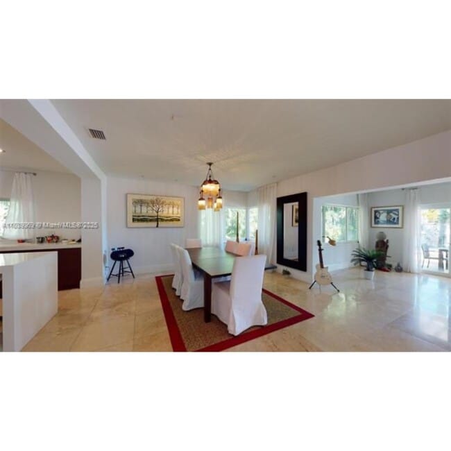 Foto del edificio - 6015 Pine Tree Dr