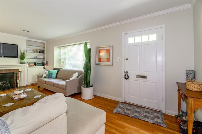 Building Photo - 434 Queensway Dr