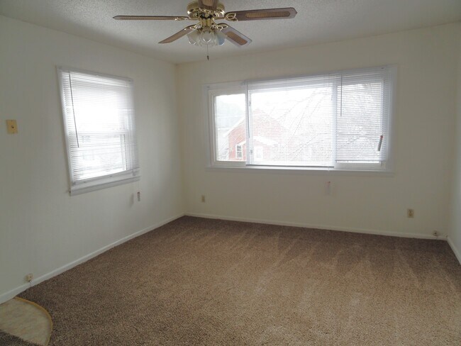 Foto del edificio - 239 Harriman Ave S