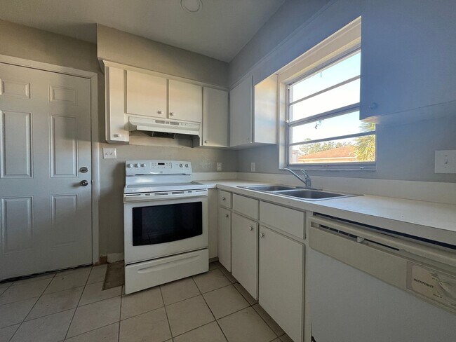Foto del edificio - 2 bed/ 1 bath duplex