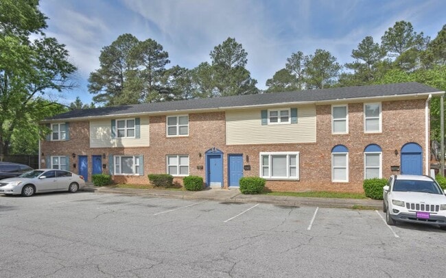 Welcome to Richmond Hills Apartments, where comfort meets convenience. Enjoy beautifully designed living spaces, nearby amenities, and a welcoming community. Don’t miss out on making this your new home—schedule your tour today! - Richmond Hills Apartments