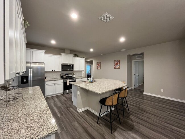 Building Photo - FOUR BEDROOM IN STARLIGHT ESTATES