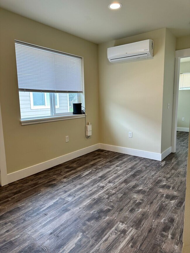 Building Photo - 215/217 Morton St