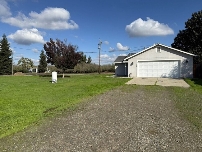 Building Photo - Spacious 2/1 in the country AVAILABLE NOW!!!