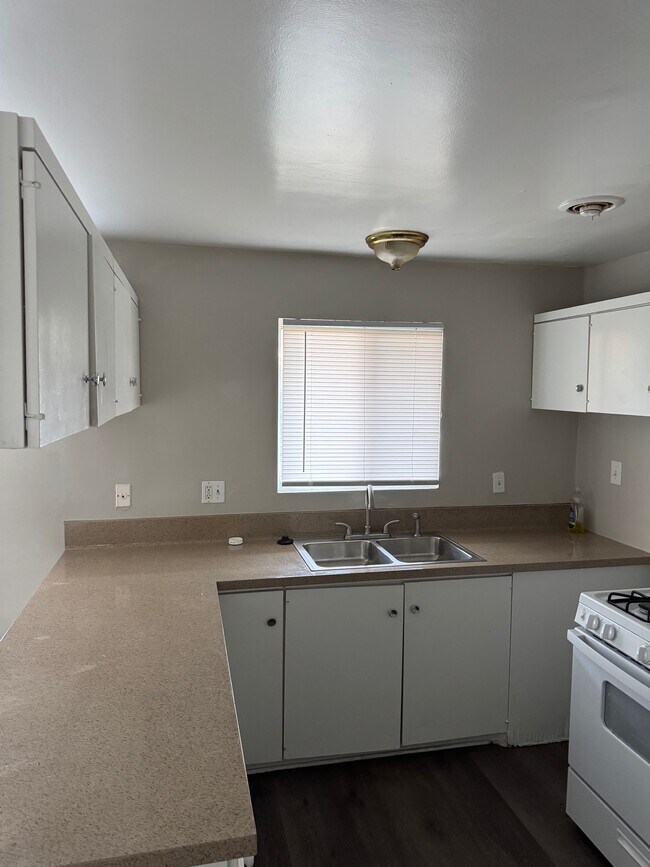 Kitchen Countertop - 23244 Orange Ave