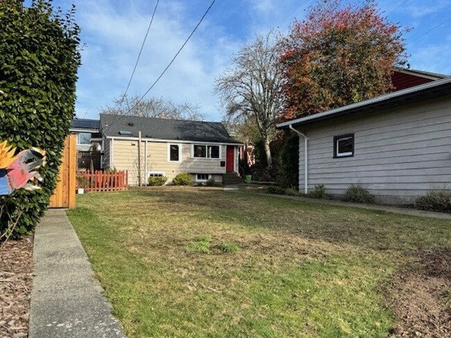 Building Photo - Charming One-Bedroom Bungalow in the Heart...