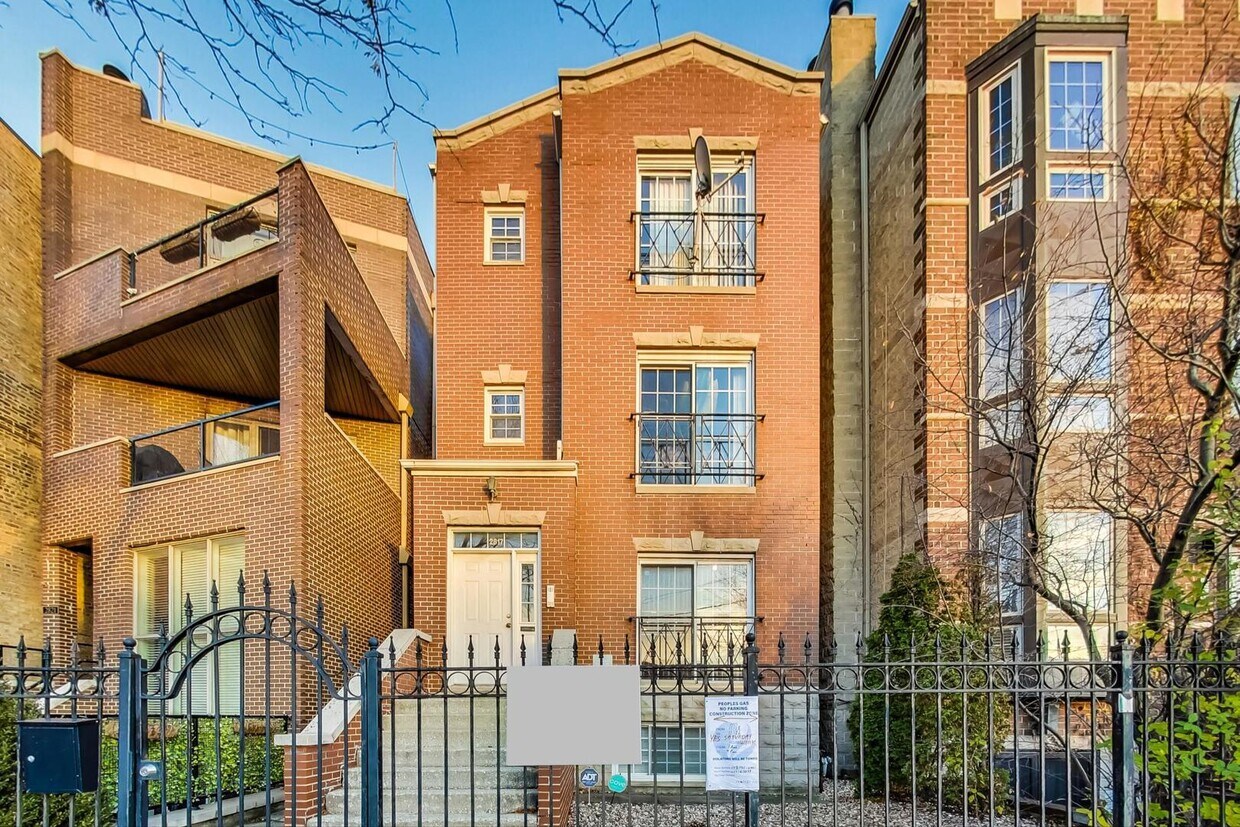 2817 N Damen Ave, Chicago, IL 60618 Townhouse for Rent in Chicago, IL