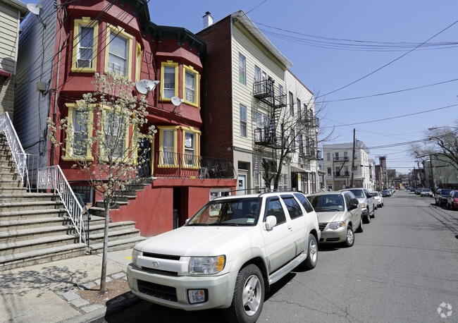 Building Photo - 606 11th St