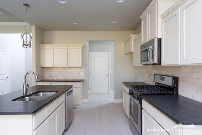 Building Photo - 3 bedroom 2 bath modern style home minutes from I-49 and Fayetteville access !!