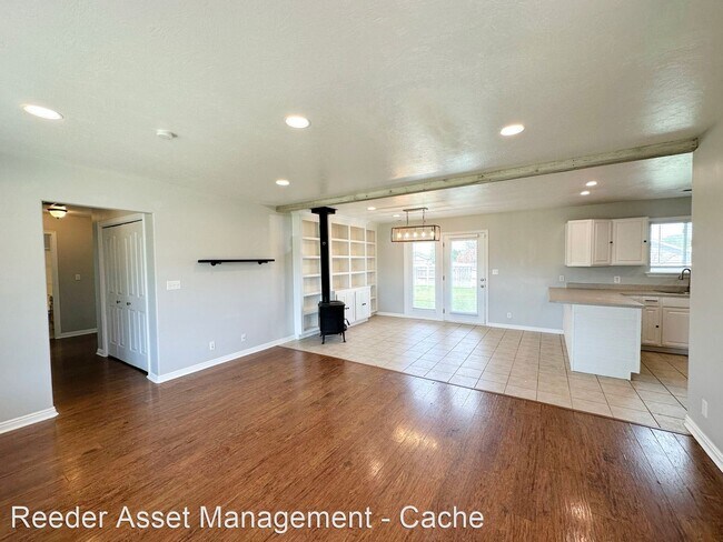 Foto del edificio - 4 br, 2 bath House - 903 West 2730 South