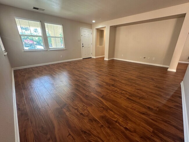 Foto del edificio - Beautiful Corner Unit in Gated Community