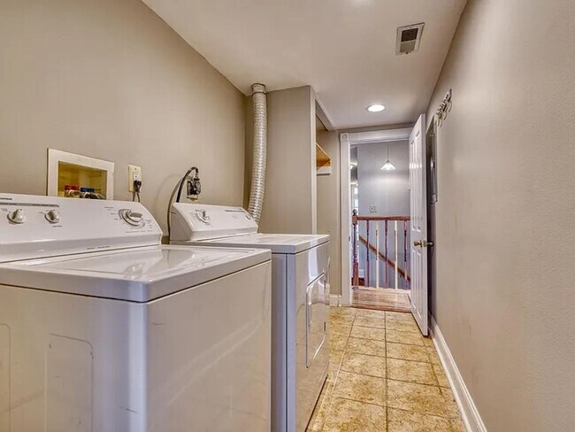 Foto del edificio - 3300 E Baltimore St