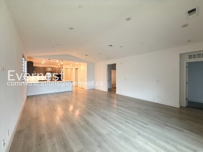 Building Photo - 4-Bed/3-Bath Home/Voucher Accepted/Available Now!